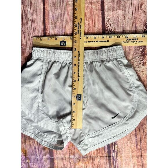 Nike Women's Size XS Surf to Sport Tempo Running Short Platinum Tint AQ5682-094 - Picture 10 of 11